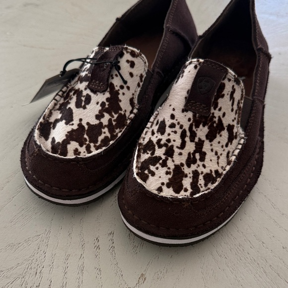 Ariat woman’s cruiser slip on shoes in chocolate chip suede cow print 9 NWT $95 - Picture 4 of 8